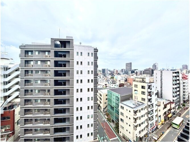 目の前に大きく広がる空。思わず深呼吸したくなる気持ちのよい眺望です。