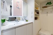 収納豊富で実用的な洗面化粧台を新規設置しました。洗面室にはタオルや着替え、洗剤などの収納に便利なリネン棚を備え付け、使いやすさを重視した工夫を詰め込みました