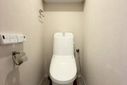 トイレ　＊トイレトペーパー等の収納に便利な吊戸棚あり＊