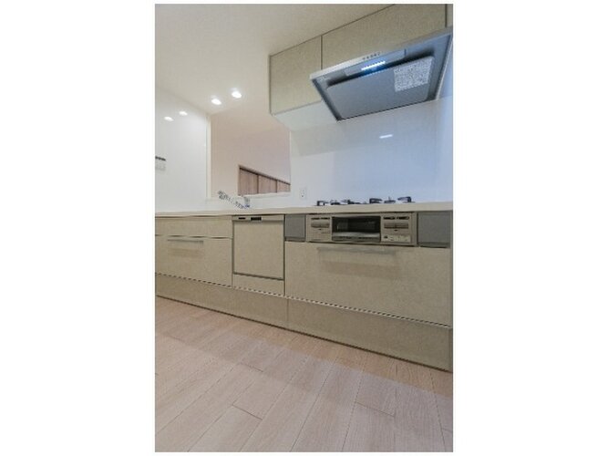 日々の家事の負担を軽減させる、食器洗浄機付きのキッチンです♪光熱費も安くなり、一石二鳥ですね。 日々の家事の負担を軽減させる、食器洗浄機付きのキッチンです♪光熱費も安くなり、一石二鳥ですね。