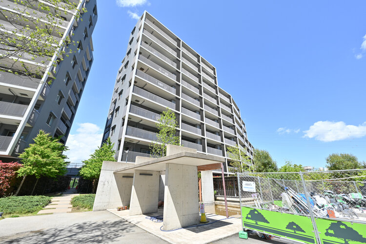 格調と静謐を強く息づかせたデザイン空間が、住む人や訪れる人を館内へとやさしくエスコートします。 格調と静謐を強く息づかせたデザイン空間が、住む人や訪れる人を館内へとやさしくエスコートします。