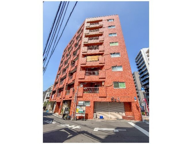 陽だまりの中でそよ風を感じる快適な空間。青空の下にその落ち着きのある外観を描き出します。