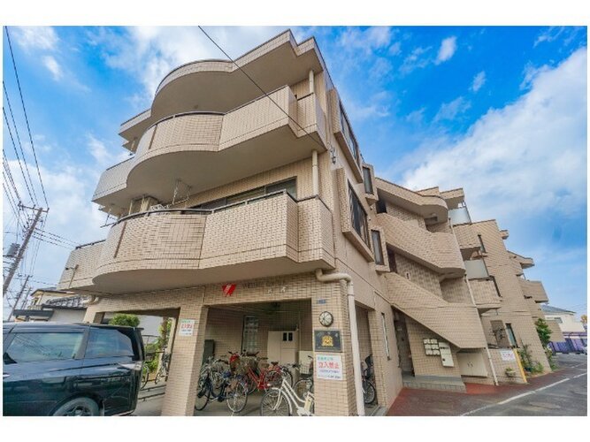 統一した色調でデザインされたマンションは周囲と調和した景観を生み出しています。