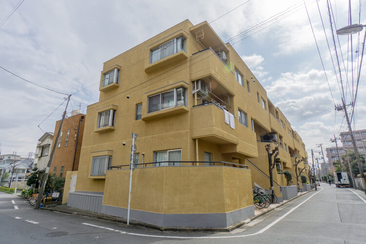 格調と静謐を強く息づかせたデザイン空間が、住む人や訪れる人を館内へとやさしくエスコートします。 格調と静謐を強く息づかせたデザイン空間が、住む人や訪れる人を館内へとやさしくエスコートします。