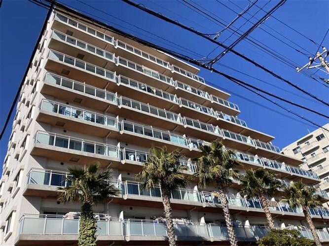 陽だまりの中でそよ風を感じる快適な空間。青空の下にその落ち着きのある外観を描き出します。 陽だまりの中でそよ風を感じる快適な空間。青空の下にその落ち着きのある外観を描き出します。