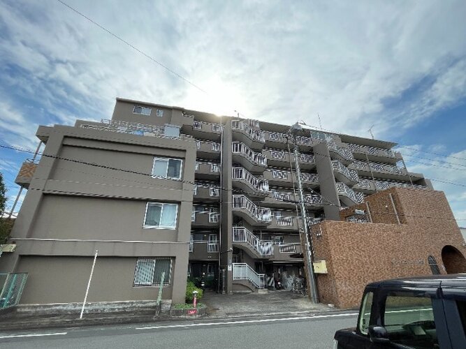 陽だまりの中でそよ風を感じる快適な空間。青空の下にその落ち着きのある外観を描き出します。 陽だまりの中でそよ風を感じる快適な空間。青空の下にその落ち着きのある外観を描き出します。