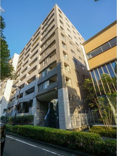 新横浜駅まで徒歩9分。都市生活の利便性と充実感を得られる立地に佇んでいます。 新横浜駅まで徒歩9分。都市生活の利便性と充実感を得られる立地に佇んでいます。