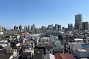 穏やかな街並みを一望しながら、爽やかな風と柔らかく降り注ぐ陽光を感じて頂けます。 穏やかな街並みを一望しながら、爽やかな風と柔らかく降り注ぐ陽光を感じて頂けます。