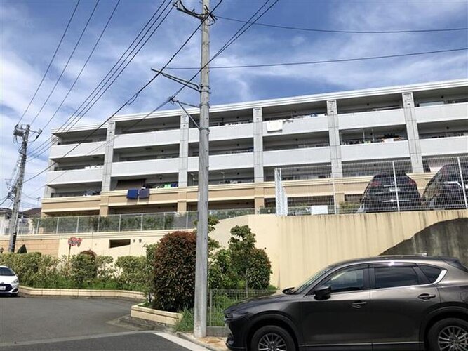 伸びやかな印象を受けるマンションです。落ち着きのある素材感で優しい表情に仕立てています。 伸びやかな印象を受けるマンションです。落ち着きのある素材感で優しい表情に仕立てています。