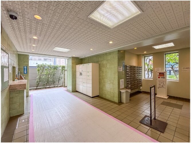 エントランス内部は管理が行き届き、清潔な共有スペースとなっています。安らぎを感じる空間です。