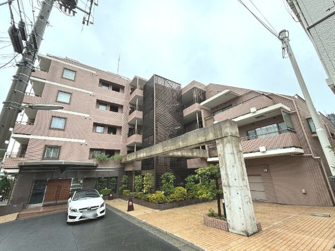 目黒駅まで徒歩8分。都市生活の利便性と充実感を得られる立地に佇んでいます。