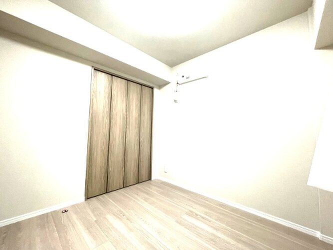 独立性を高めたお部屋。収納力あるクローゼットを配備しており、片付いた空間を実現出来そう。