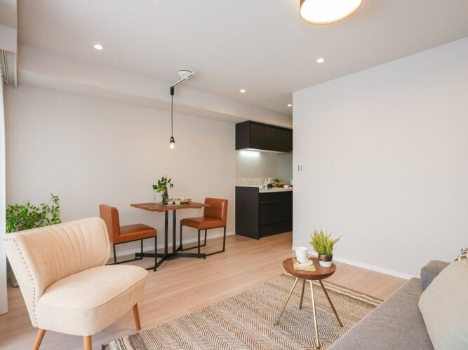 住まう方の暮らしやすさと心地よさを追求したリビングダイニングです。目に肌に心にやさしく温かい上質な住空間が暮らしに余裕をもたらしてくれます。 住まう方の暮らしやすさと心地よさを追求したリビングダイニングです。目に肌に心にやさしく温かい上質な住空間が暮らしに余裕をもたらしてくれます。