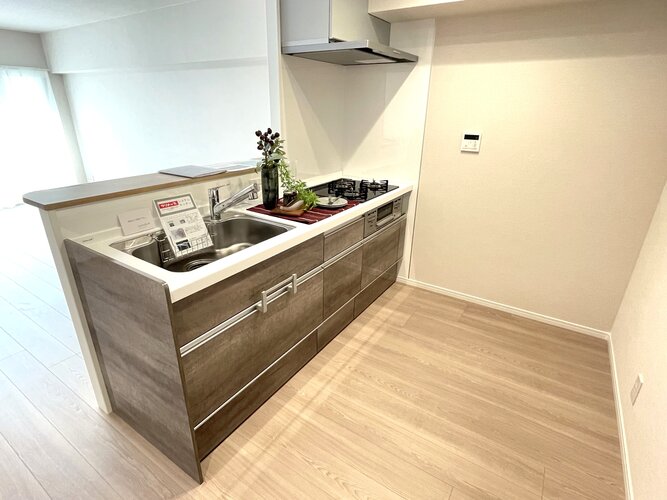 【キッチン】やさしい木目調が印象的なカウンターキッチン。リビングを見渡しながら料理ができ、家族との会話も自然と弾みます。毎日の食事づくりが楽しみになる、明るく開放的な空間です。 【キッチン】やさしい木目調が印象的なカウンターキッチン。リビングを見渡しながら料理ができ、家族との会話も自然と弾みます。毎日の食事づくりが楽しみになる、明るく開放的な空間です。