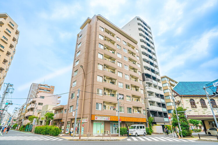 陽だまりの中でそよ風を感じる快適な空間。青空の下にその落ち着きのある外観を描き出します。 陽だまりの中でそよ風を感じる快適な空間。青空の下にその落ち着きのある外観を描き出します。