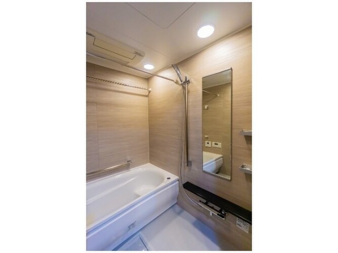 バスルームは浴室乾燥機付き。花粉の季節や梅雨時期などでもお洗濯をしっかりサポート。 バスルームは浴室乾燥機付き。花粉の季節や梅雨時期などでもお洗濯をしっかりサポート。