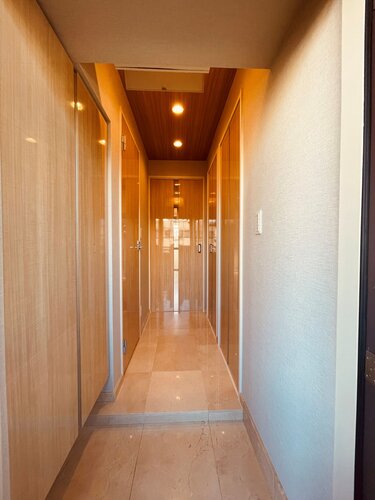 廊下・ シューズボックスに加えて収納もある廊下です。扉を閉めておけば目立たずスッキリとしています。 廊下・ シューズボックスに加えて収納もある廊下です。扉を閉めておけば目立たずスッキリとしています。