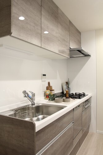 キッチン〈システムキッチン・W2100・食洗機付〉。生活感を隠しつつ、リビングにいる家族との会話も楽しめる嬉しいデザインです キッチン〈システムキッチン・W2100・食洗機付〉。生活感を隠しつつ、リビングにいる家族との会話も楽しめる嬉しいデザインです