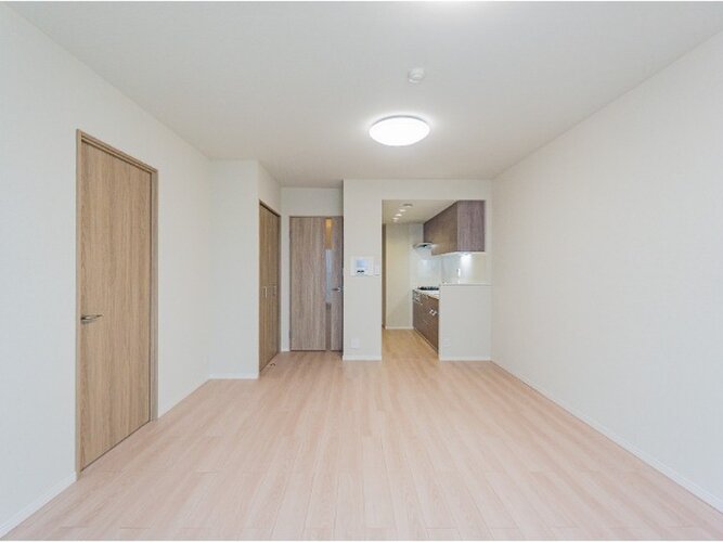 広々とした開放感を感じるLDK。思い思いに憩いの場所を作り上げていけそうです。