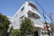 閑静な住宅街に佇むマンション。柔らかい色調とマットな素材が穏やかな雰囲気を奏でます。 閑静な住宅街に佇むマンション。柔らかい色調とマットな素材が穏やかな雰囲気を奏でます。