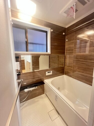 浴室　・ブラウンのウッド調パネルがくつろぎと高級感を演出するバスルーム。窓があり明るい浴室内を乾燥させる機能もありますので、カビの発生を抑えることができます。
