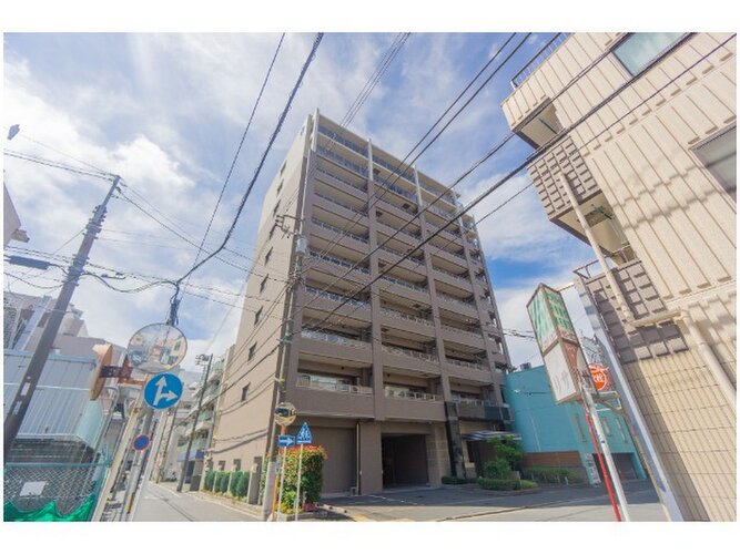 平成築、総戸数36戸のマンション。最寄り駅「横須賀中央」駅まで徒歩8分ほど。 平成築、総戸数36戸のマンション。最寄り駅「横須賀中央」駅まで徒歩8分ほど。