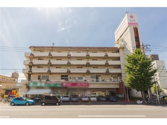 近隣商業施設多数で都市機能の利便性を感じられる立地に建つマンションです。 近隣商業施設多数で都市機能の利便性を感じられる立地に建つマンションです。