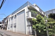 生活が送りやすい低層マンション。暮らす人の快適さを考えた街並みに溶け込んだ色調の住まい。 生活が送りやすい低層マンション。暮らす人の快適さを考えた街並みに溶け込んだ色調の住まい。