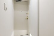爽やかで清潔感溢れる玄関です。フットライトが足元を優しく照らす空間には、収納豊富なシューズボックスを設置しました。 爽やかで清潔感溢れる玄関です。フットライトが足元を優しく照らす空間には、収納豊富なシューズボックスを設置しました。