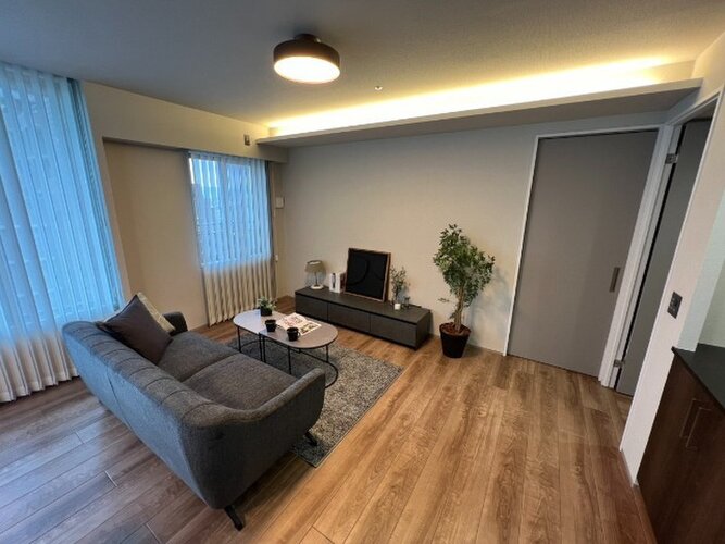 お部屋の形が綺麗なリビングの為、テーブルやソファなどの家具を一通り置くことができそうです♪