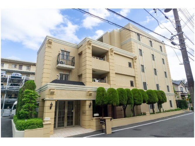 統一した色調でデザインされたマンションは周囲と調和した景観を生み出しています。