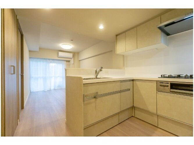 採光とライト使いで演出される落ち着きのある空間。ゆったりと伸びやかな時を過ごせそうです。