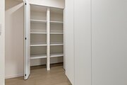 ◆廊下収納◆廊下スペースには便利な収納棚があります。普段使いの日用品なども収納でき、すぐに取り出せるので使い勝手良好です。