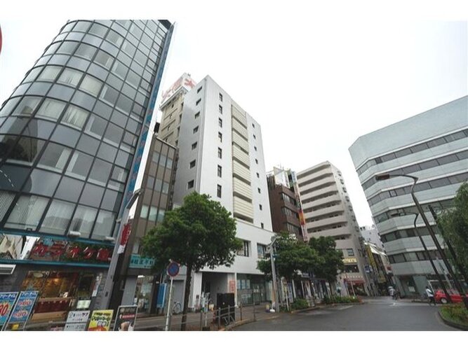 JR中央線・総武線「高円寺」駅から徒歩1分の便利な立地です。周辺にはコンビニやスーパーなどもあります。