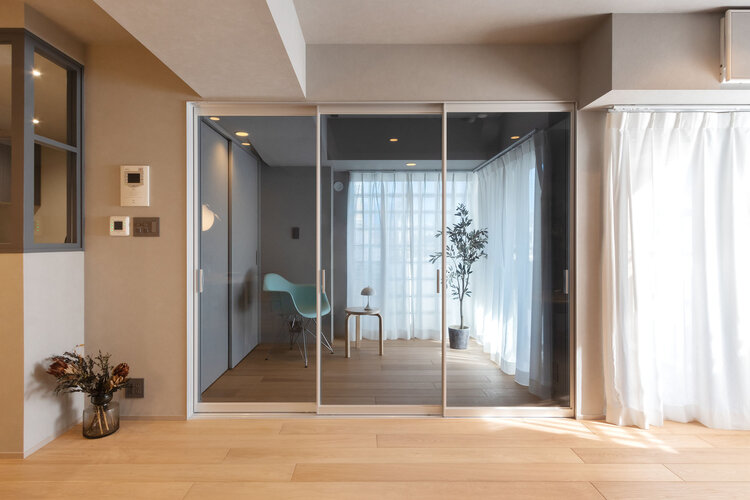 洋室2はガラス引き戸を採用。リビングとの緩やかな繋がりが、魅力を引き立てます。