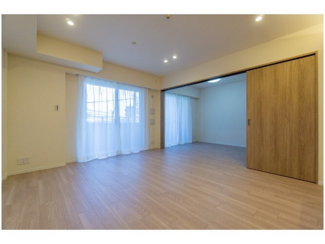 お部屋の形が綺麗なリビングの為、テーブルやソファなどの家具を一通り置くことができそうです♪