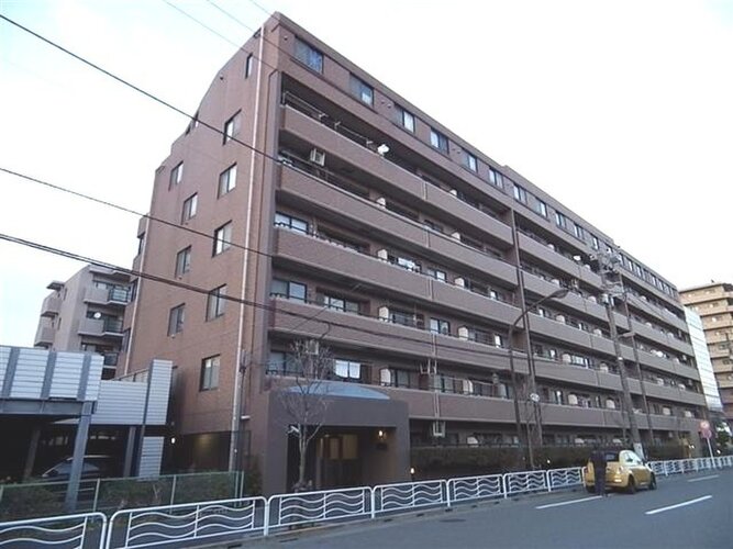 辰巳駅より徒歩8分。都市機能の利便性を感じられる立地に建つマンションです。