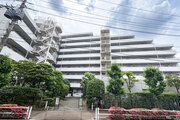 鮮やかな緑を効果的に纏った外観。爽やかな風がそよぐ心温まるお部屋へ優しく誘います。