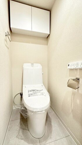 【トイレ】トイレットペーパー類が収納できる吊戸棚付