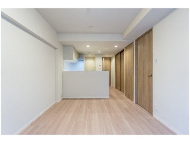 落ち着きのあるフローリングと清潔感のあるクロスが心和む空間を作り出しています。