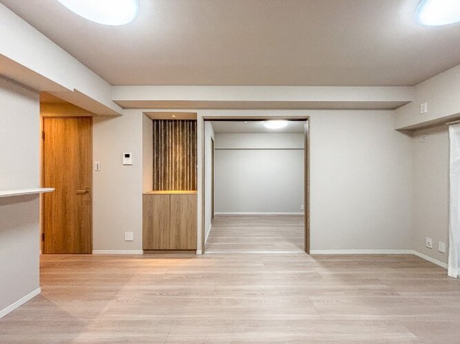 柔らかな色合いのフローリングと清潔感のあふれる白のクロスが明るい空間を創り出しているLDK。 柔らかな色合いのフローリングと清潔感のあふれる白のクロスが明るい空間を創り出しているLDK。