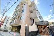 閑静な住宅街に佇むマンション。柔らかい色調とマットな素材が穏やかな雰囲気を奏でます。