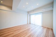陽当り良好なLDKは、温かな陽光が帰ってきたくなる場所、安心できる場所としてリビングを演出します。 陽当り良好なLDKは、温かな陽光が帰ってきたくなる場所、安心できる場所としてリビングを演出します。