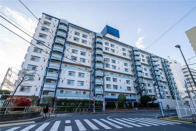 東武伊勢崎線「西新井」駅より徒歩2分の立地。総戸数は109戸あります。 東武伊勢崎線「西新井」駅より徒歩2分の立地。総戸数は109戸あります。