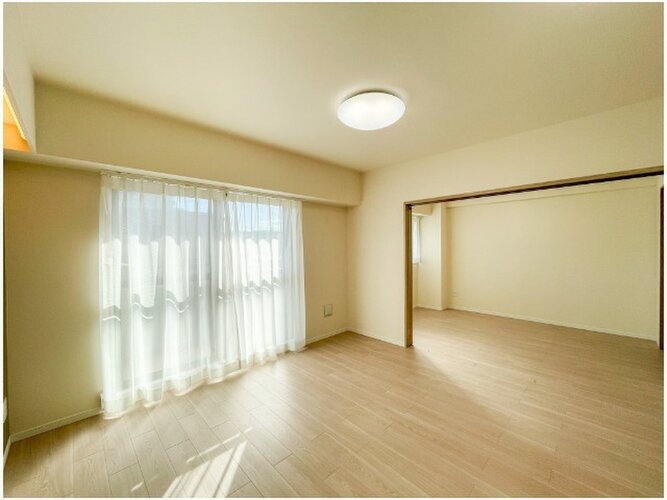 明るい風通しのよい空間のリビングダイニング。家具を置いても余裕を感じられる広さも魅力です。