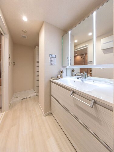 洗濯機横に収納を設けた使い勝手の良い洗面室。タオルや日用品をすっきり整理でき、忙しい朝や家事動線にも配慮された快適な空間です。 洗濯機横に収納を設けた使い勝手の良い洗面室。タオルや日用品をすっきり整理でき、忙しい朝や家事動線にも配慮された快適な空間です。