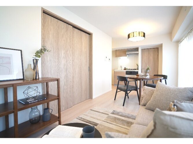 採光とライト使いで演出される落ち着きのある空間。ゆったりと伸びやかな時を過ごせそうです。