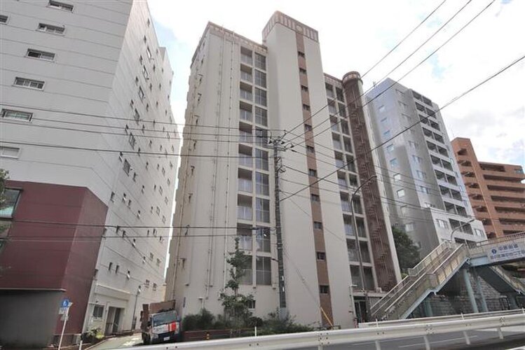 昭和45年築、総戸数70戸のマンションです。共用部分にはエレベーターがございます。