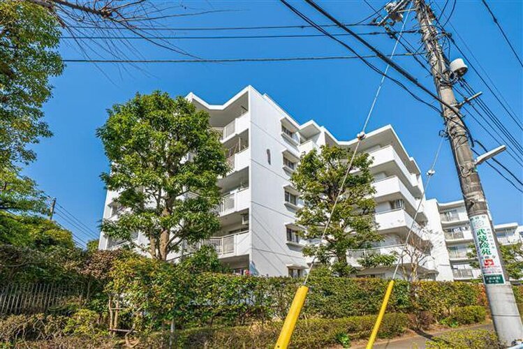 青空に映える佇まい。陽当たりの良さと開放感のある快適な住まいは日々の生活を快適に♪ 青空に映える佇まい。陽当たりの良さと開放感のある快適な住まいは日々の生活を快適に♪