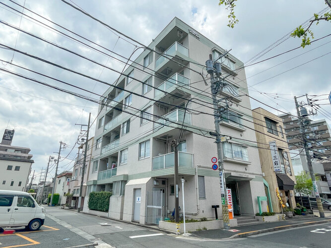 閑静な住宅街に佇むマンション。柔らかい色調とマットな素材が穏やかな雰囲気を奏でます。 閑静な住宅街に佇むマンション。柔らかい色調とマットな素材が穏やかな雰囲気を奏でます。